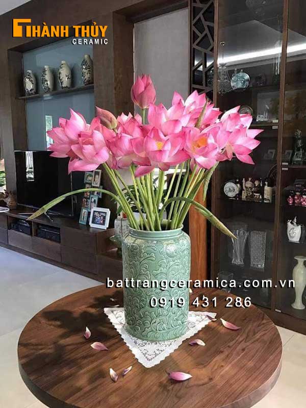 Cắm bình hoa Sen là một nét đẹp truyền thống trong văn hóa Việt Nam. Sen tượng trưng cho sự thanh cao và quý phái. Bình hoa Sen được cắm tỉ mỉ từ các loại hoa khác nhau mang đến sự bắt mắt và tinh tế cho không gian. Hãy cùng xem những bình hoa Sen đẹp lung linh trong ảnh bên dưới.