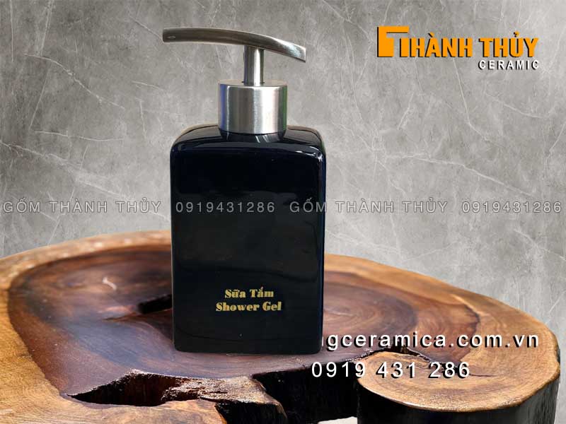 Bình đựng sữa tắm màu đen dáng vuông