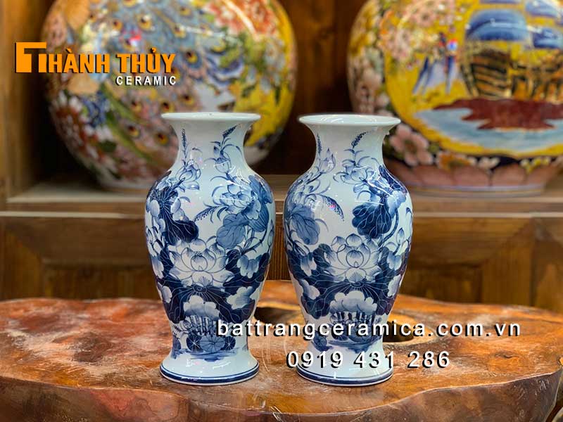 Lọ hoa bàn thờ men lam vẽ Sen cao 25cm