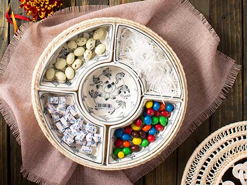 khay-dung-banh-keo-ve-hoa-sen-day