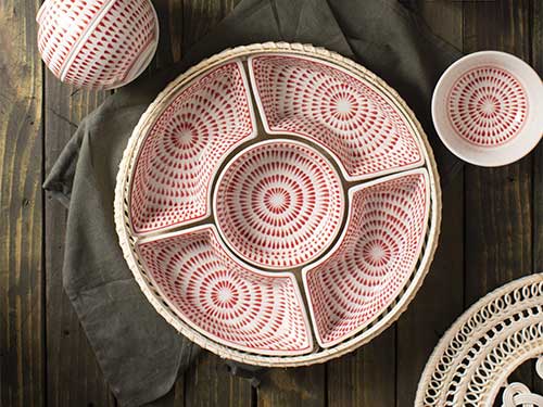 khay-mut-su-bat-trang-ve-hoa-cuc-tay-do