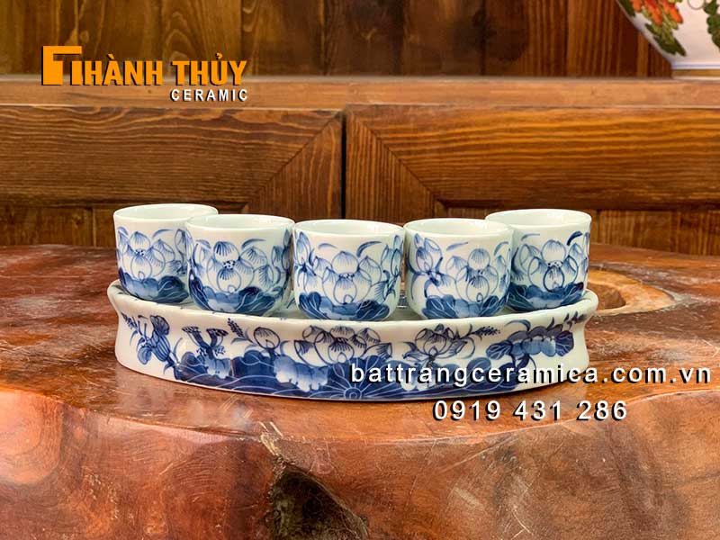 Kỷ 5 chén trên bàn thờ vẽ hoa sen